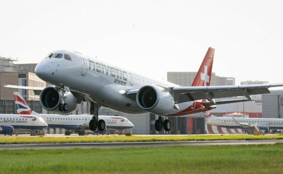 Embraer E190 E2 Helvetic London City |    Embraer E190 E2 Helvetic London City