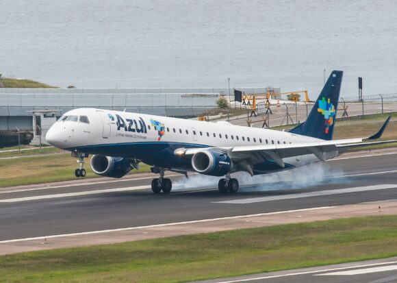 2560px Embraer 195 PR AXN of Azul Linhas Aereas Brasileiras at Santos Dumont Airport |    2560px Embraer 195 PR AXN of Azul Linhas Aereas Brasileiras at Santos Dumont Airport