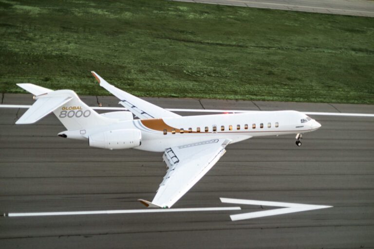 Global 8000 Landing Shot