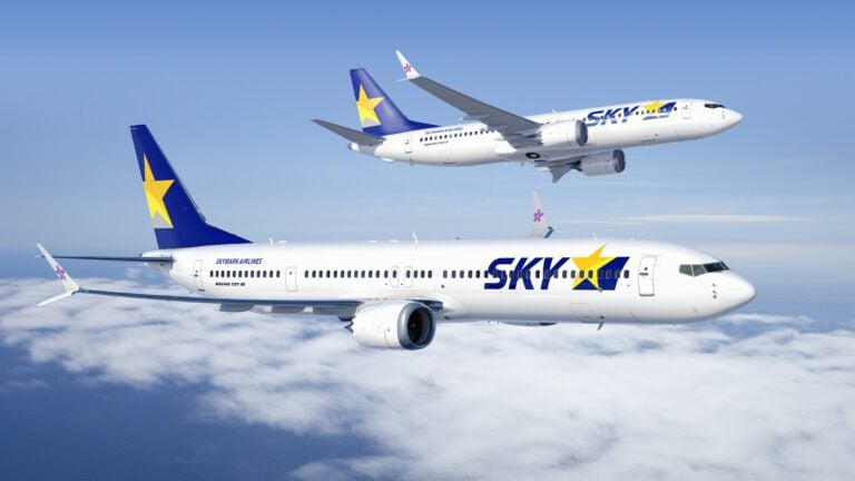 Rendering of Boeing 737 8 and 737 10 in Skymark livery scaled