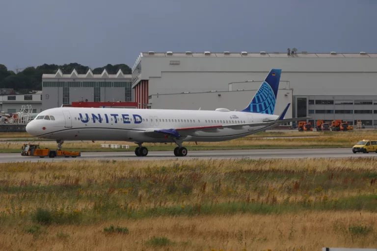 first united a321neo in full colors spotted in hamburg