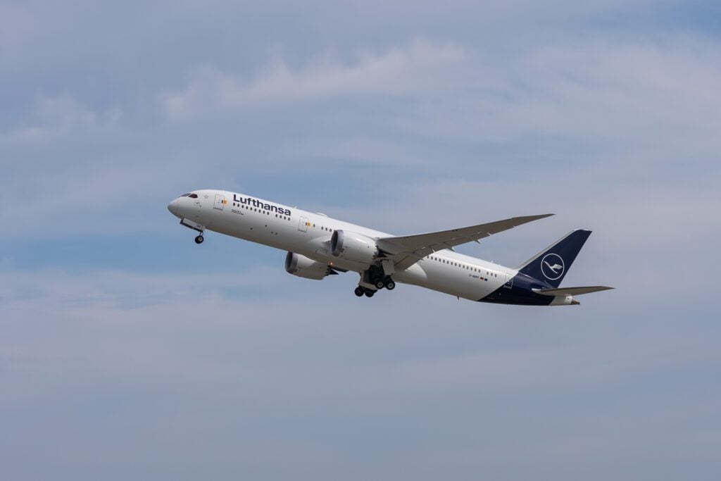 Lufthansa Boeing 787 9 departing