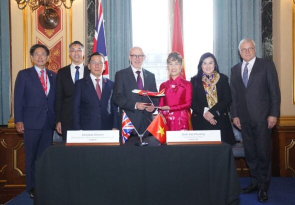 Vietnamese UK and VietJet officials celebrating VietJets Airbus A321neo order