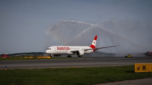 Austrian Airlines landing at Vienna Airport VIE